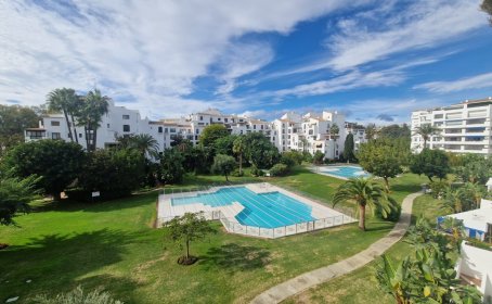 Apartament na środkowym piętrze for sale in Puerto Banús, Puerto Banús
