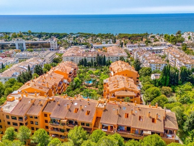 Apartament na środkowym piętrze for sale in The Golden Mile, Costa del Sol