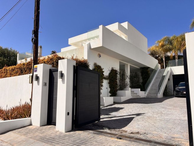 Villa - Chalet for sale in El Chaparral, Costa del Sol