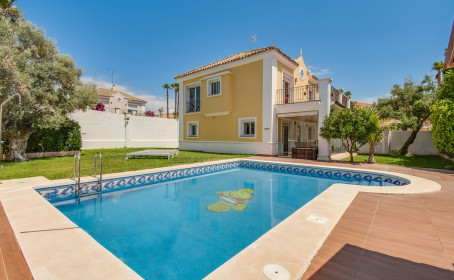 Detached Villa for sale in La Duquesa, La Duquesa