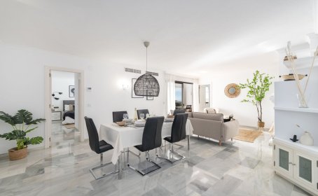 Apartament na środkowym piętrze for sale in Puerto Banús, Puerto Banús