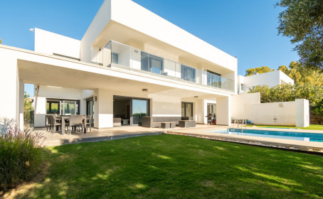 Detached Villa for sale in La Duquesa, La Duquesa