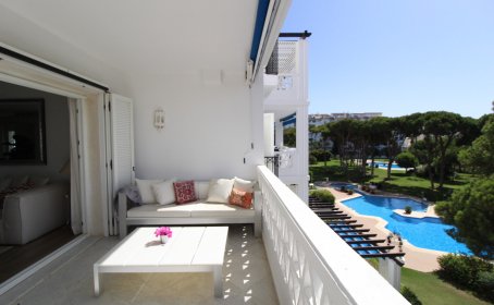 Apartament na środkowym piętrze for sale in Puerto Banús, Puerto Banús