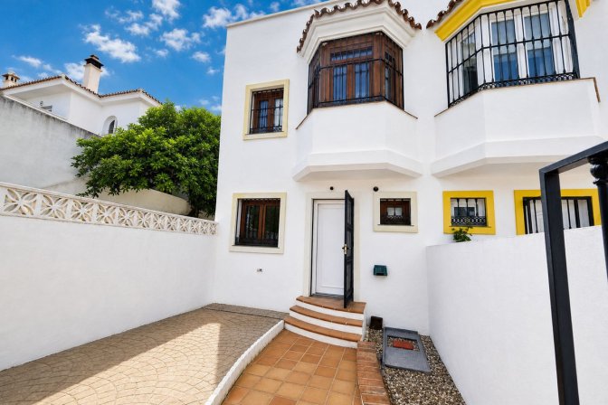 Semi-Detached House for sale in La Duquesa, La Duquesa