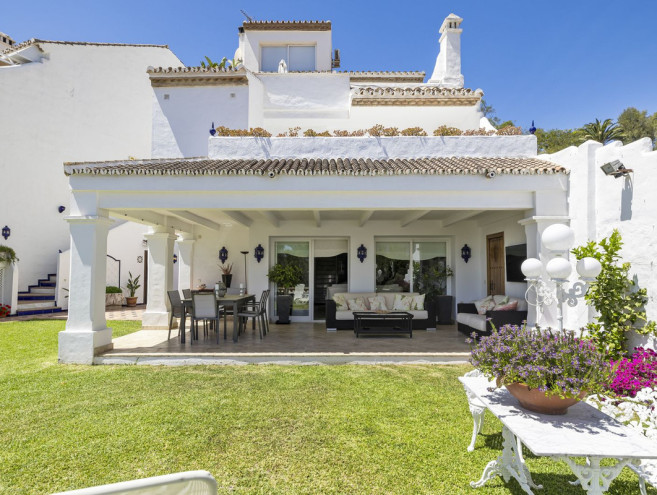 Adosada en venta en Nueva Andalucía, Costa del Sol