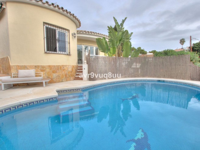 Villa en venta en El Chaparral, Marbella