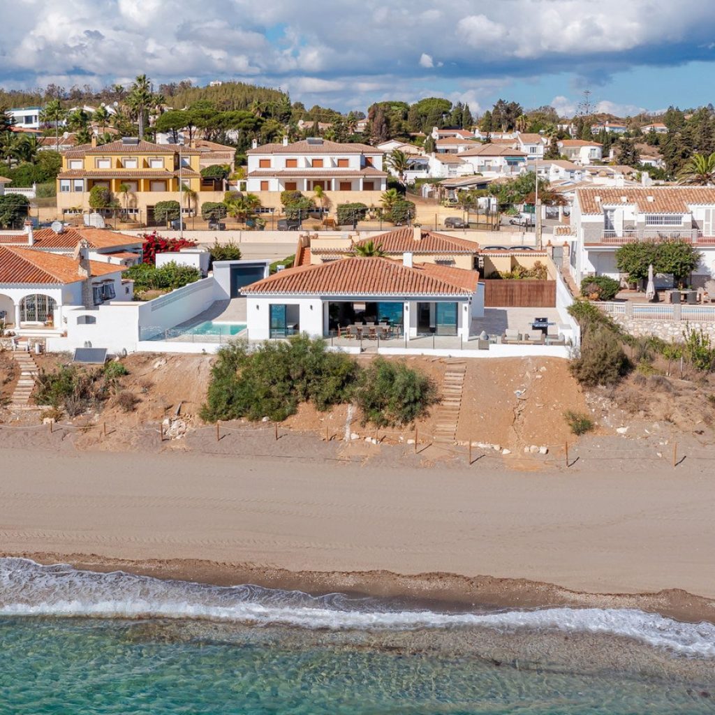 beachfront villa for sale in La Cala de Mijas